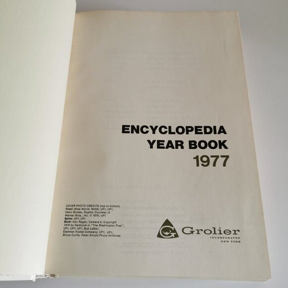 1977 Year Book Encyclopedia Vintage Birthday Gift Annual Recap Grolier Gen X - Picture 3 of 9